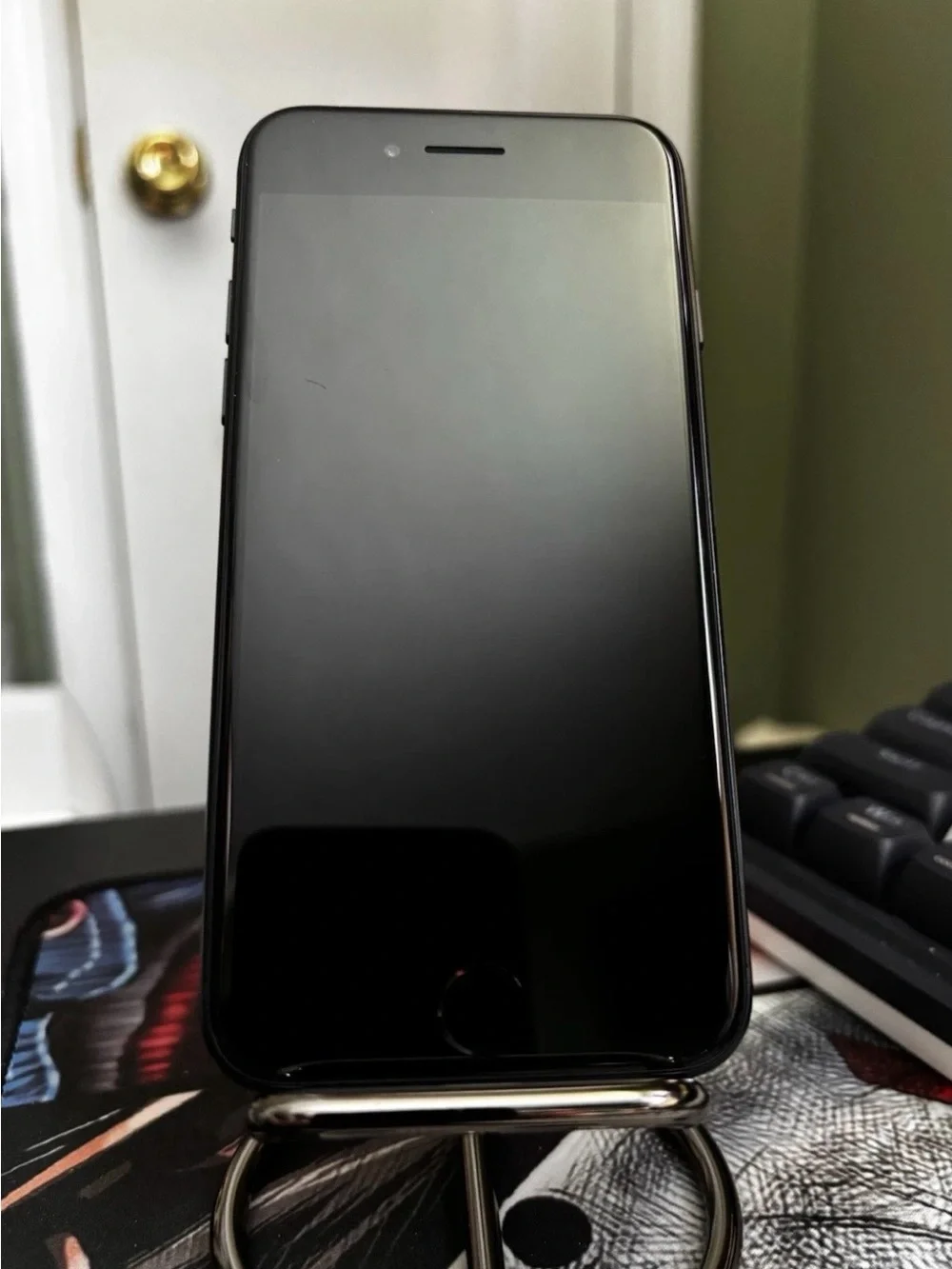 Apple iPhone SE 3 in Midnight Black with 64GB storage and iOS 18.3.2